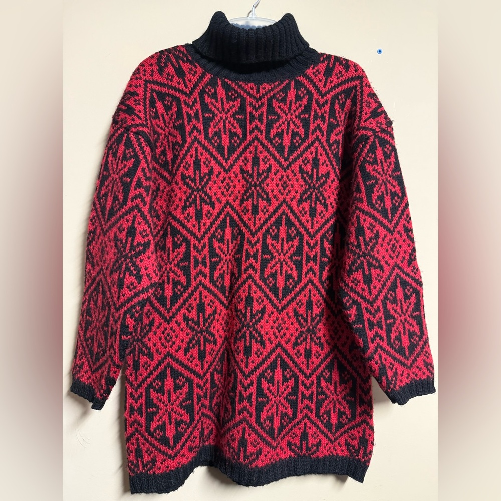 GAP Black and Red Geometric 100% Wool Tunic Sweater
Size Large